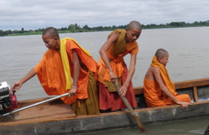 Mönche in einem Boot